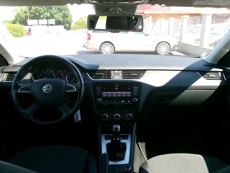 Škoda Octavia (2013) 1,4 TSI AC BT NAVI TEMP - fotka 16 z 38