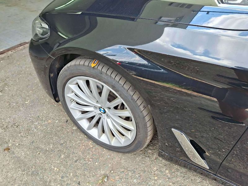 BMW Řada 5 530d xDrive AT Touring - fotka 43 z 71