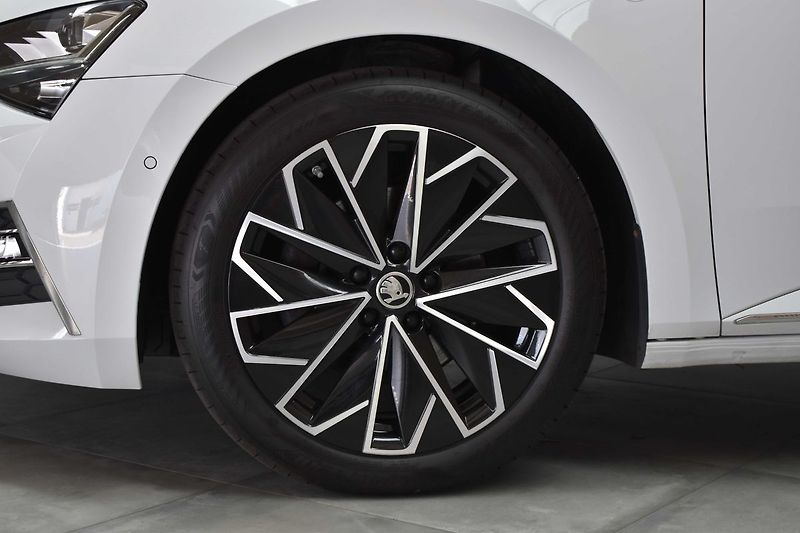Škoda Superb TDI 147kW 4x4*L&K*TAŽNÉ*ČR 1.M - fotka 42 z 49