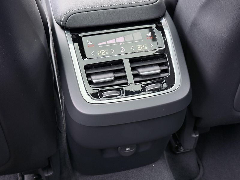 Volvo XC60 B5 AWD ULTRA / B&W / REZERVACE - fotka 16 z 56