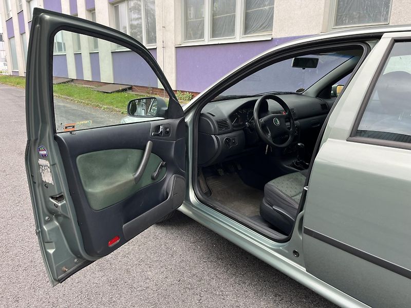 Škoda Octavia 1,6 MPi Ambiente/ servisní k. - fotka 8 z 28
