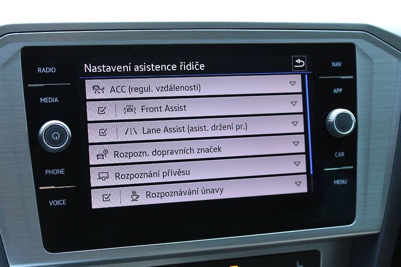 Volkswagen Passat (2022) 2.0 TDI 110kW manuál tažné - fotka 18 z 35