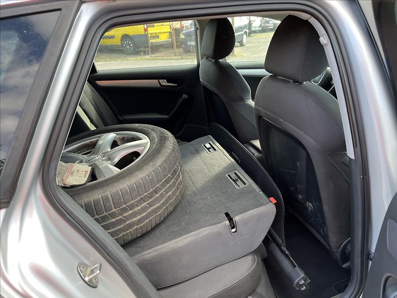 Audi A4 2,0 TDi KLIMA XENON 2x KOLA - fotka 12 z 33