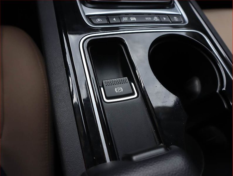 Jaguar XE (2015) E-Performance, Navi, Xenony - fotka 19 z 21