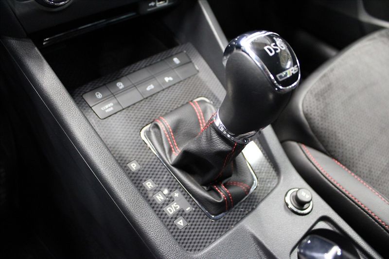 Škoda Octavia 2,0 TDI RS DSG 4x4 virtual pan - fotka 27 z 33