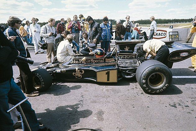 Lotus 72 a Emerson Fittipaldi v jeho kokpitu při švédské Grand Prix v roce 1973., zdroj: Wikimedia Commons, Markku Lepola, CC BY 4.0