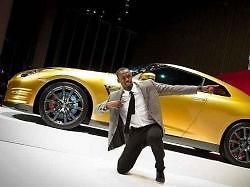 Bolt pózuje u zlatého GT-R