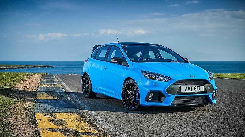 Bíle kouřící Ford Focus RS s vadným těsněním pod hlavou.