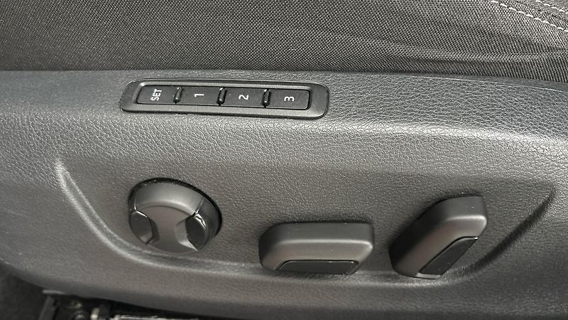 Škoda Superb 2.0 TDI DSG Style Combi - fotka 21 z 27