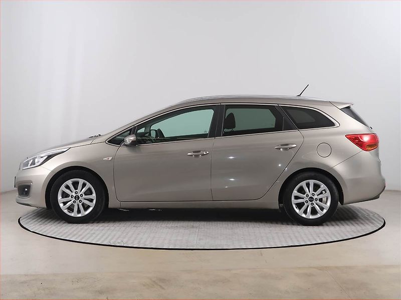 Kia Ceed (2016) Silver 1.6 GDI, Serv.kniha - fotka 3 z 14