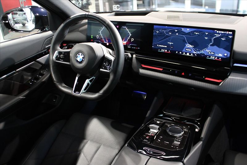 BMW Řada 5 520d xDrive M Sport Pro DAProf - fotka 15 z 35