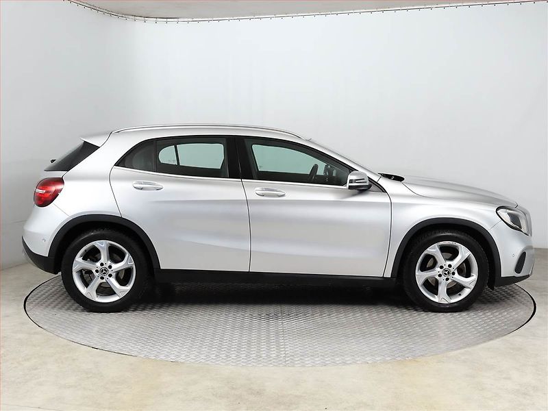 Mercedes-Benz GLA (2018) 200 d 4MATIC, 4X4 - fotka 6 z 19