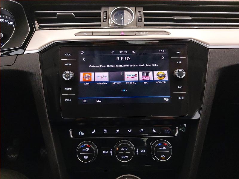 Volkswagen Passat (2017) Highline 2.0 TDI, Kůže, Navi - fotka 12 z 17