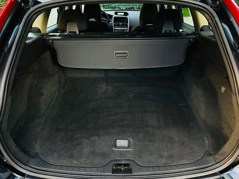 Volvo XC60 2.0D 5V MAN 1.MAJITEL SERVISKA - fotka 18 z 33