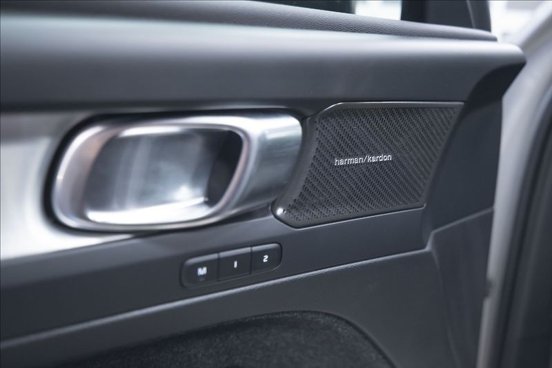 Volvo XC40 2,0 B3 NAVI KAMERA 360° TAŽNÉ - fotka 17 z 38