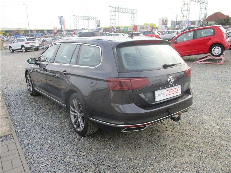 Volkswagen Passat 2,0 TDI, Elegance, DSG, servis - fotka 8 z 35