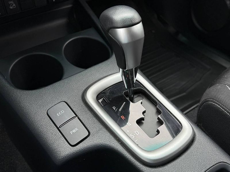 Toyota Hilux (2024) 2.8 D-4D 150 kW Executive 4x4 - fotka 17 z 25