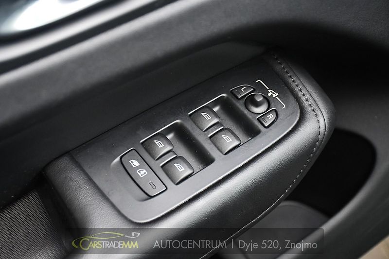 Volvo XC60 2.0T8 R-Desing RECHARGE - fotka 25 z 54