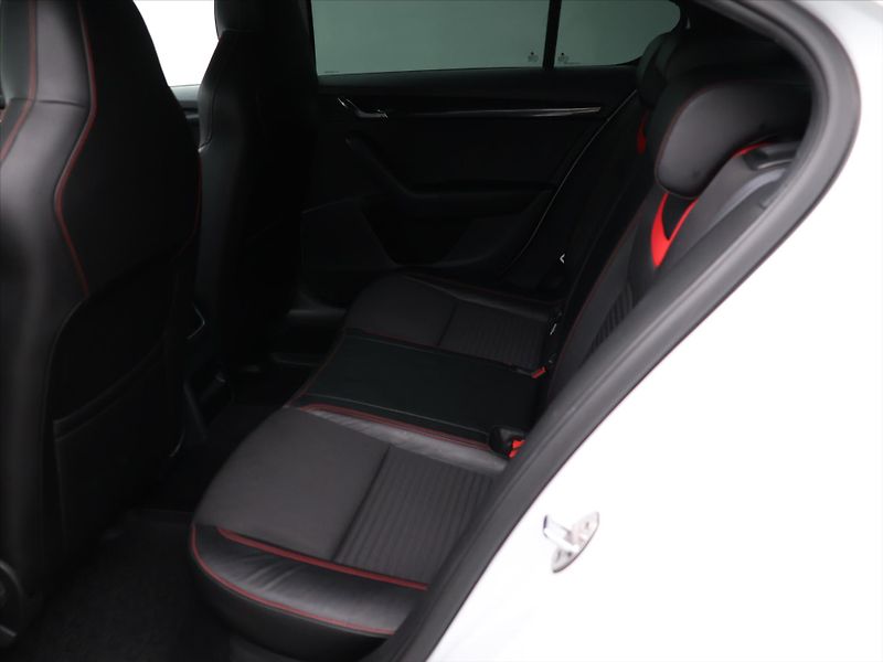 Škoda Octavia 2,0 TDI RS 135kW DSG CZ - fotka 14 z 29