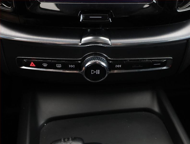 Volvo XC60 (2021) B4 AWD, 4X4,Automat,MHEV,45TKM - fotka 13 z 18
