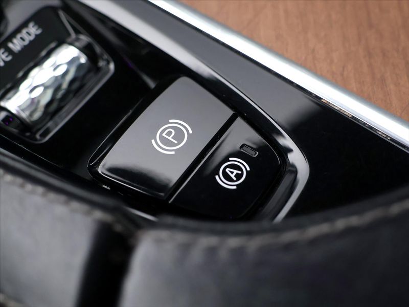Volvo XC90 2,0 D5 173kW Inscription 4x4 D - fotka 34 z 43