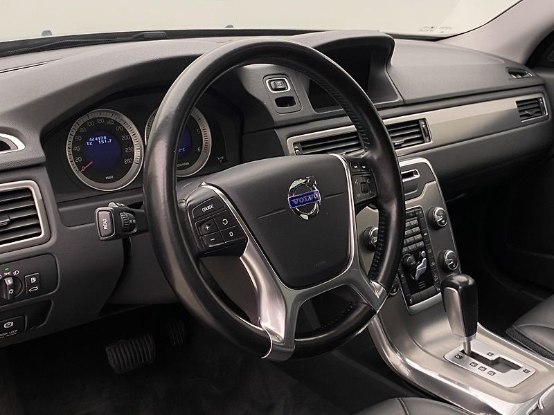 Volvo XC70 D5 AWD SUMMUM REZERVACE - fotka 24 z 49