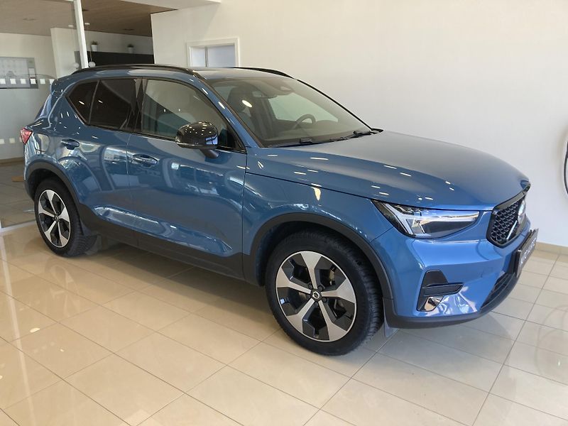 Volvo XC40 B3 FWD PLUS DARK - fotka 2 z 29