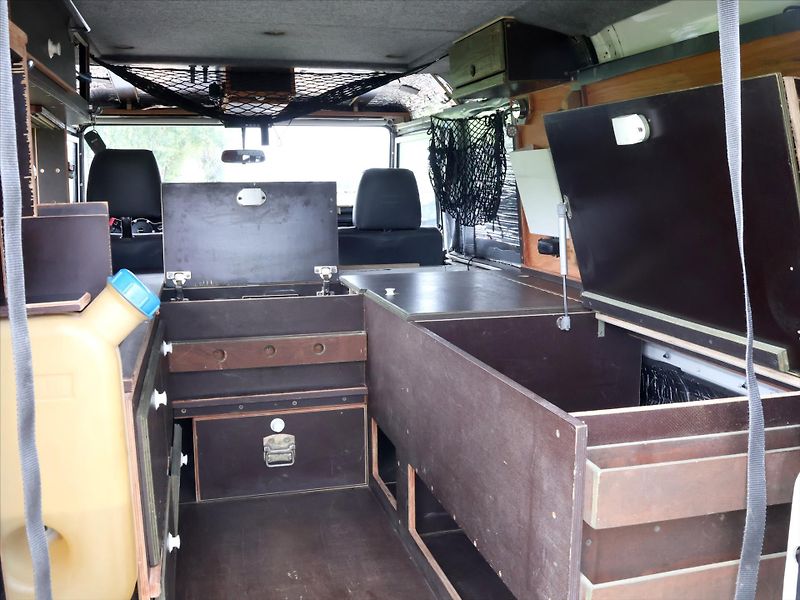 Land Rover Defender 2,5 110 Hard Top - fotka 19 z 40