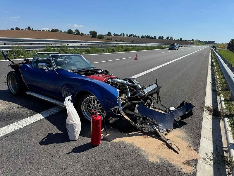 V sobotu na D3 u Netřebic havaroval Chevrolet Corvette Stingray.