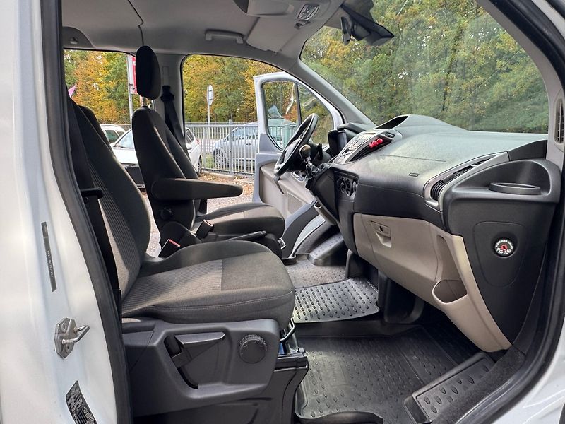 Ford Tourneo Custom (2013) 2.2 TDCi Trend, 8míst - fotka 13 z 30
