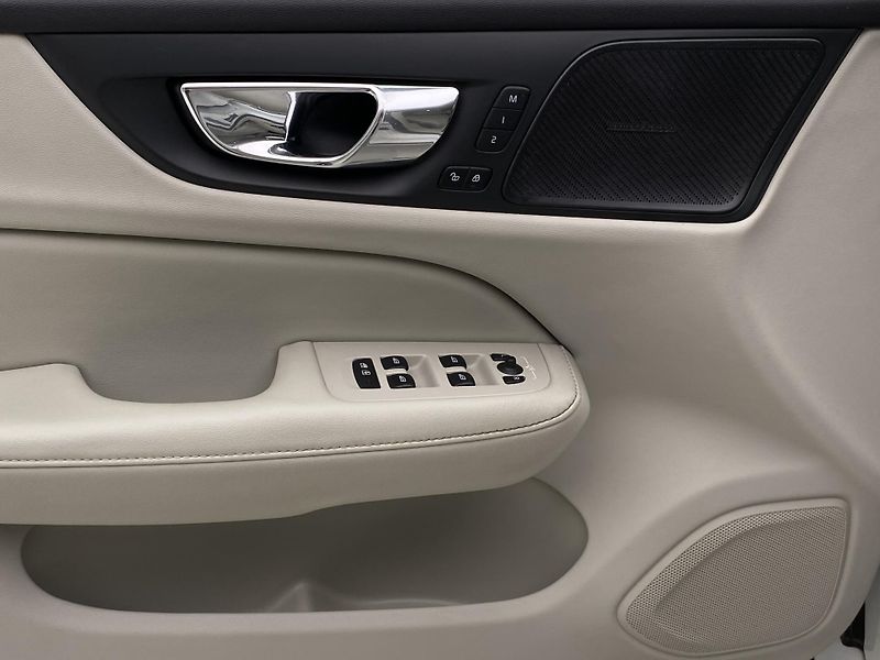 Volvo V60 D4 MOMENTUM AUT - fotka 28 z 47