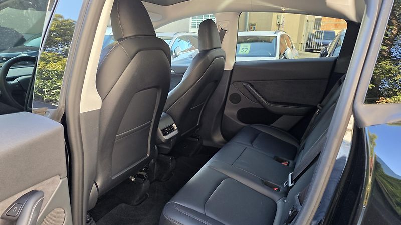 Tesla Model Y (2024) Long Range AWD DE SoH93,6% TZ - fotka 9 z 43