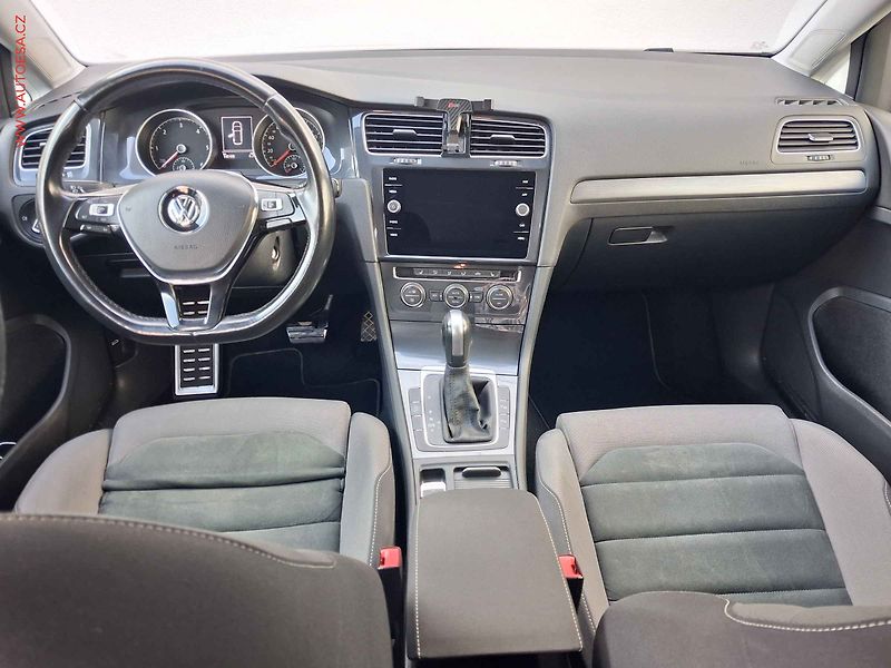Volkswagen Golf (2020) 2.0 TDi, R-Line, DSG, navi - fotka 8 z 20