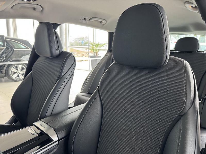 Mercedes-Benz Třídy C 300eT*230kW*Avantg*REZERVACE! - fotka 13 z 39