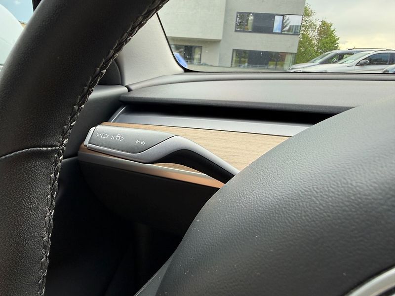 Tesla Model 3 Long Range AWD - fotka 31 z 38