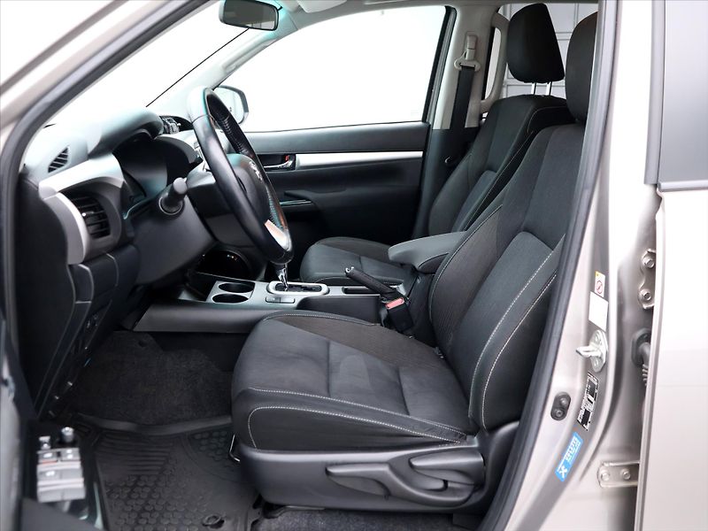 Toyota Hilux 2,4 D-4D 110kW Automat Tažné - fotka 9 z 28