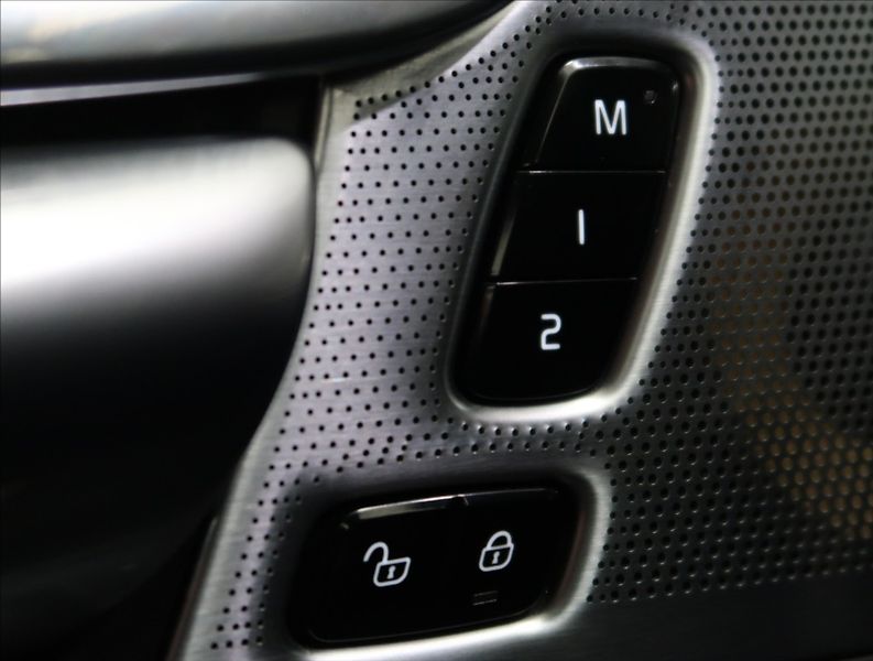 Volvo S90 2,0 T8 TWINENGINE AWD R-DESIGN - fotka 23 z 52