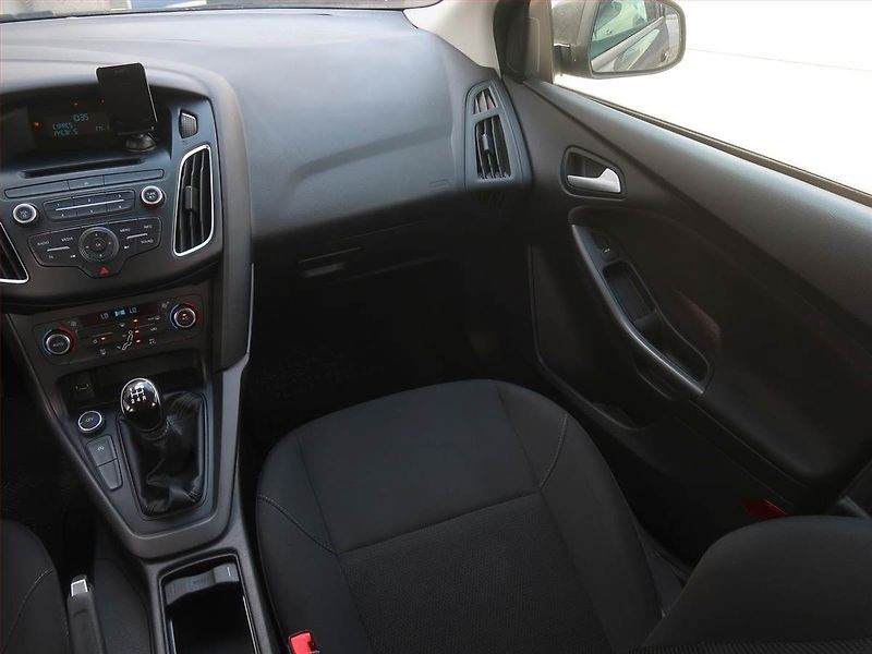 Ford Focus (2015) 1.0 EcoBoost, Tempomat - fotka 8 z 14