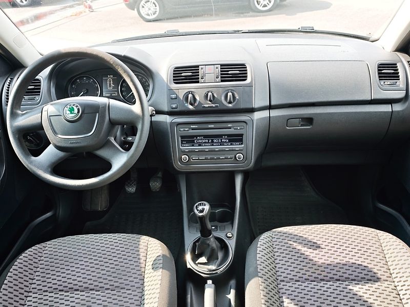 Škoda Fabia (2010) 1,2 TSI 77 KW Ambiente - fotka 16 z 28