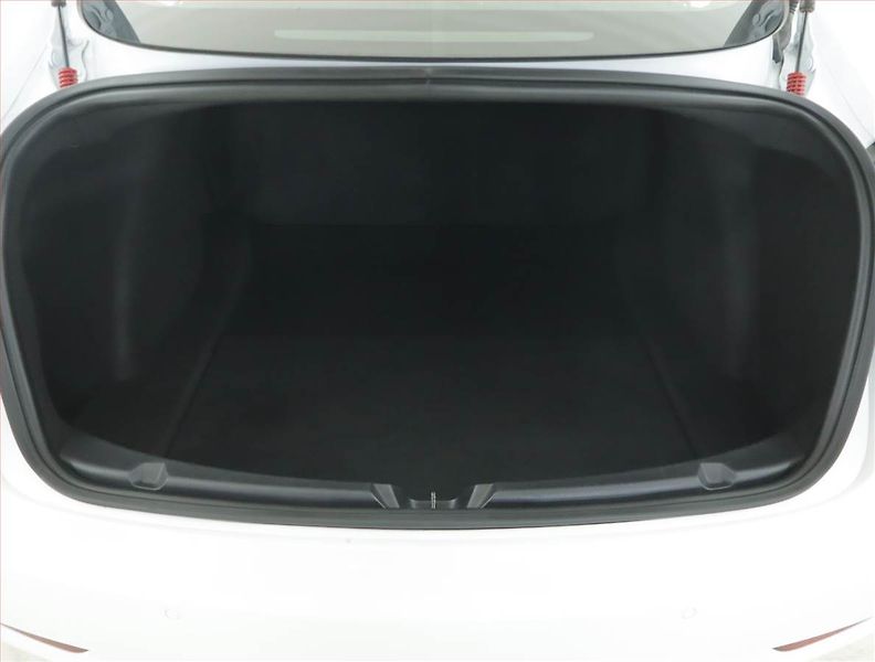 Tesla Model 3 (2019) Std Range Plus 52kWh, SoH 83% - fotka 14 z 22