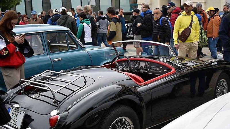 Tradiční sraz autoveteránistů na náměstí T. G. Masaryka v Prostějově. 18. května 2025