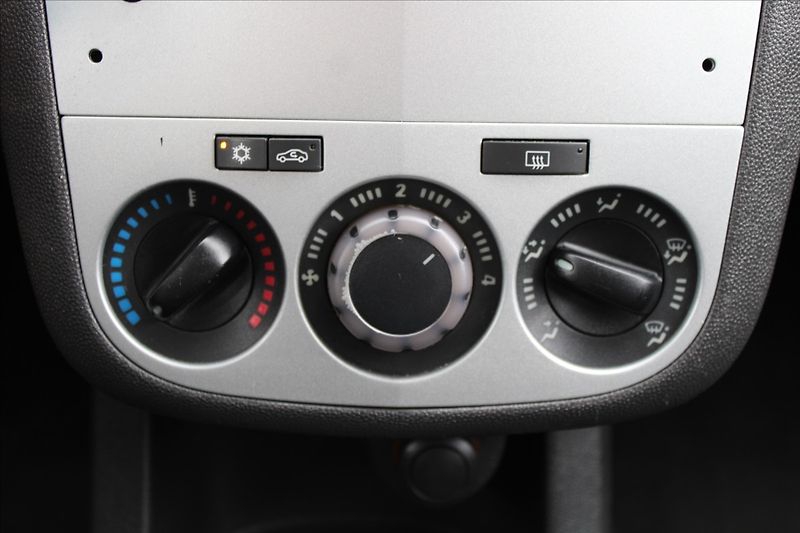 Opel Corsa 1,4 i  KLIMATIZACE, TEMPOMAT - fotka 17 z 24