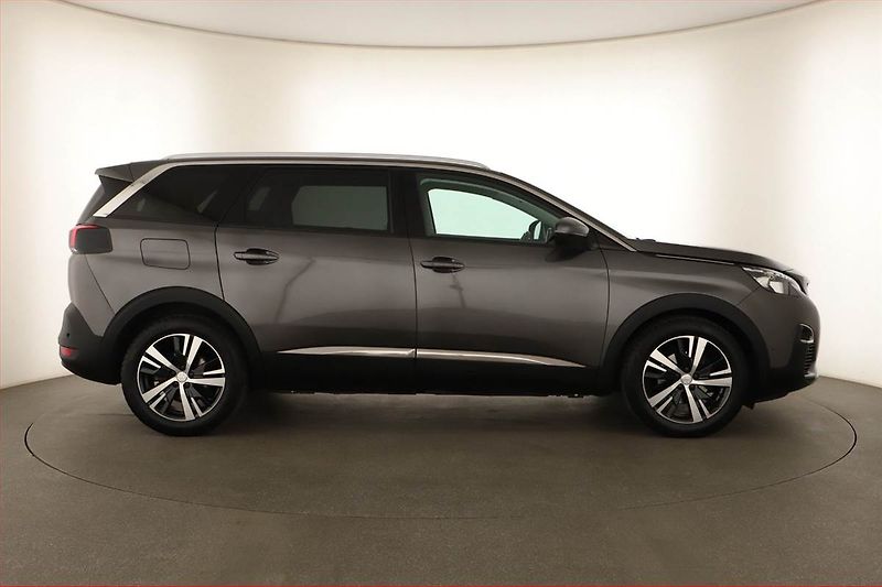 Peugeot 5008 (2020) 1.5 BlueHDi, 7 míst, Kůže - fotka 6 z 16