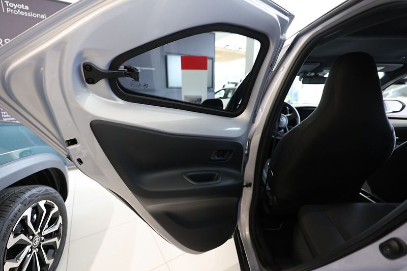 Toyota Aygo Hybrid 1.5 Style Smart e-CVT - - fotka 13 z 18