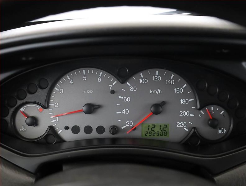 Ford Focus (2002) 1.6 16V, nová STK, Klima - fotka 8 z 14