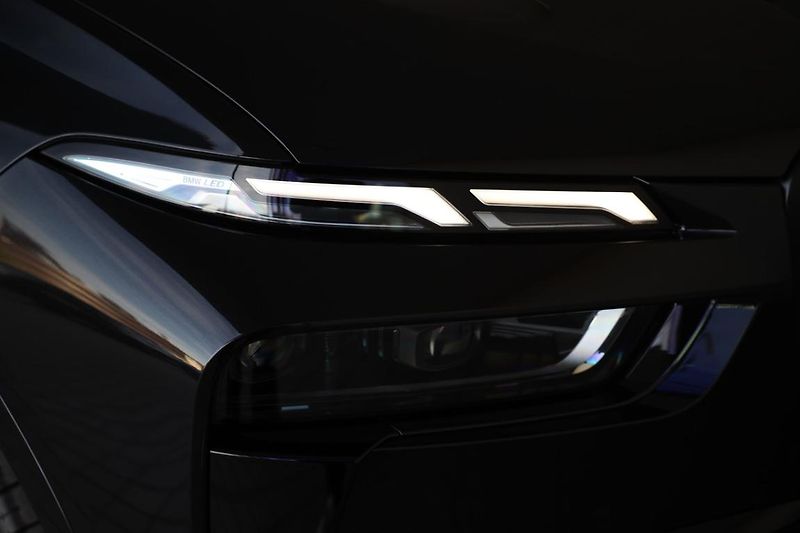BMW X7 M60i xDrive - fotka 17 z 18