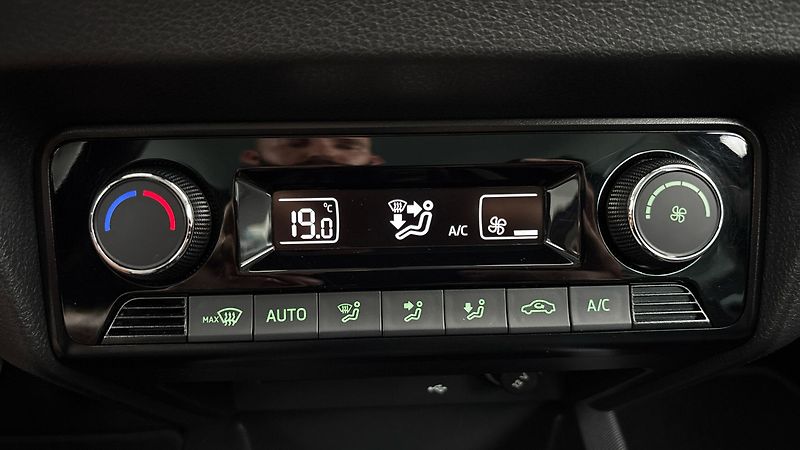 Škoda Fabia 1.0 TSI Black Combi - fotka 13 z 23