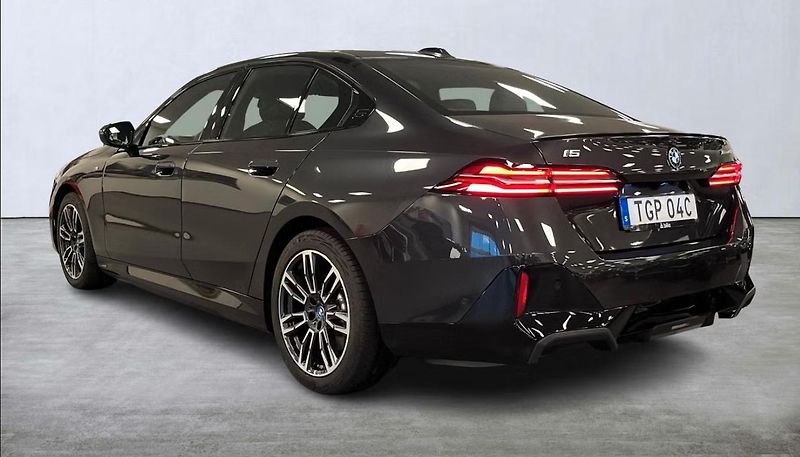 BMW i5 xDrive40 M-Sport Kam Ambient - fotka 2 z 18