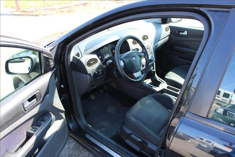 Ford Focus 1,8 i  STK 11/2027, VÝHŘEVY - fotka 9 z 23