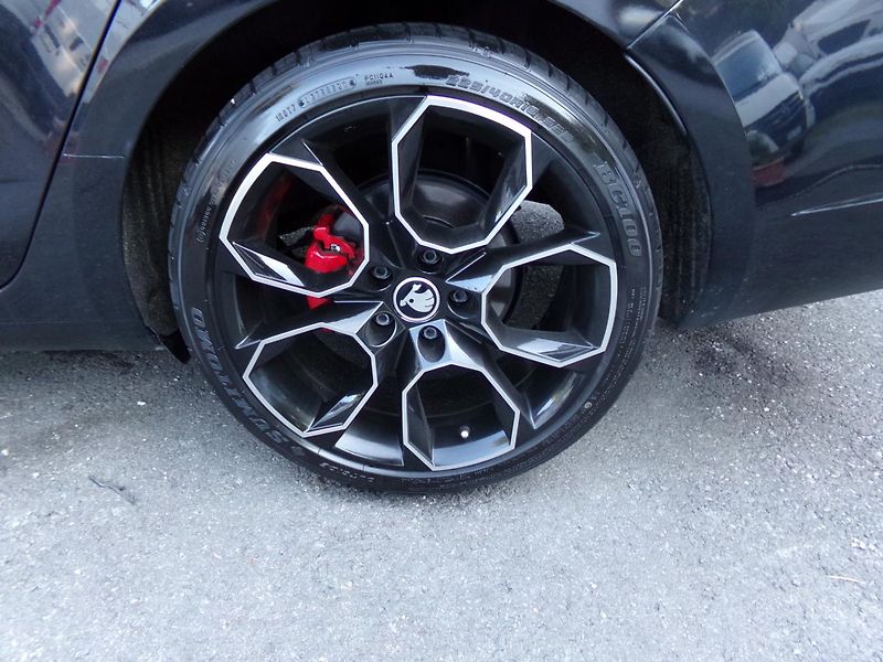 Škoda Octavia 2,0 COMBI RS 135kW BLACK EDITI - fotka 9 z 24